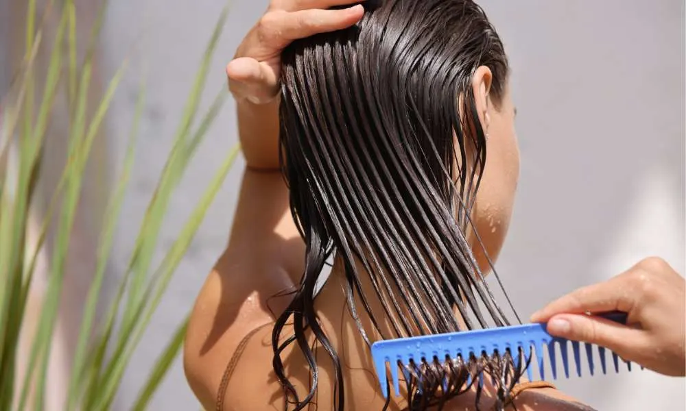 menyisir rambut basah