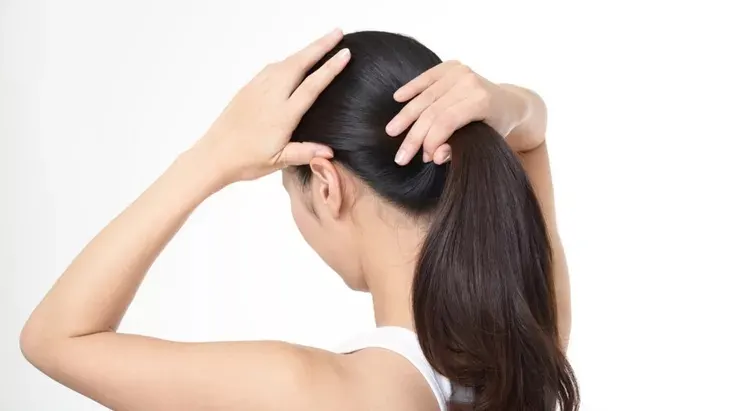ikat rambut secara longgar