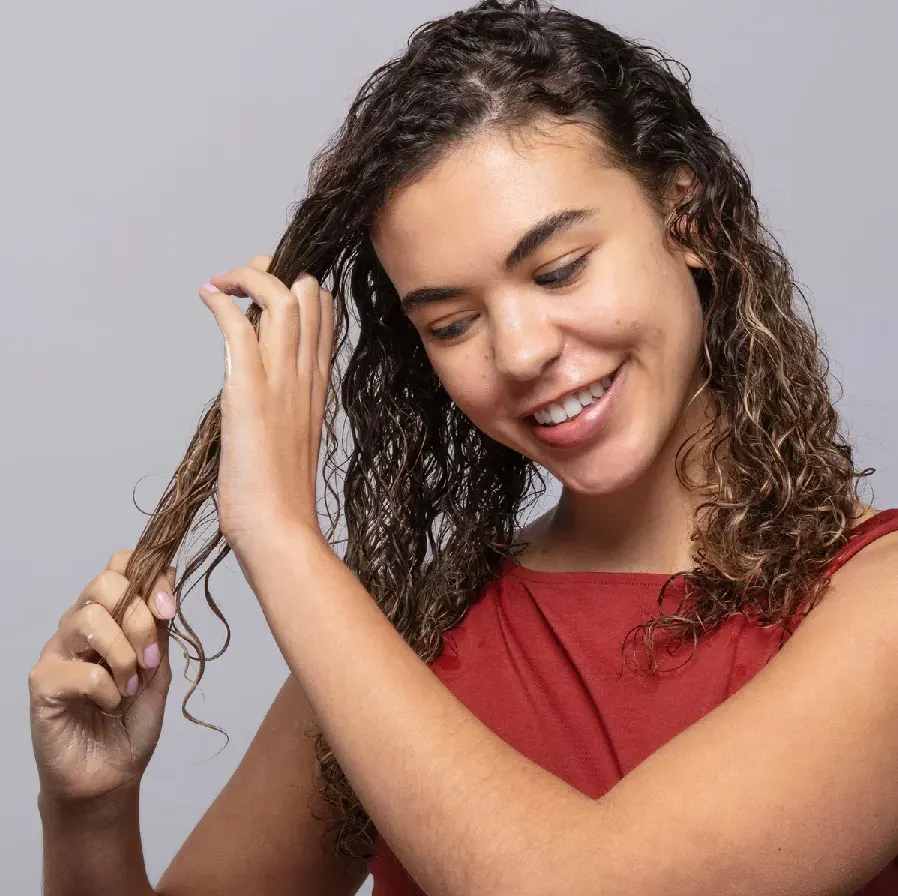 memakai leave-in conditioner
