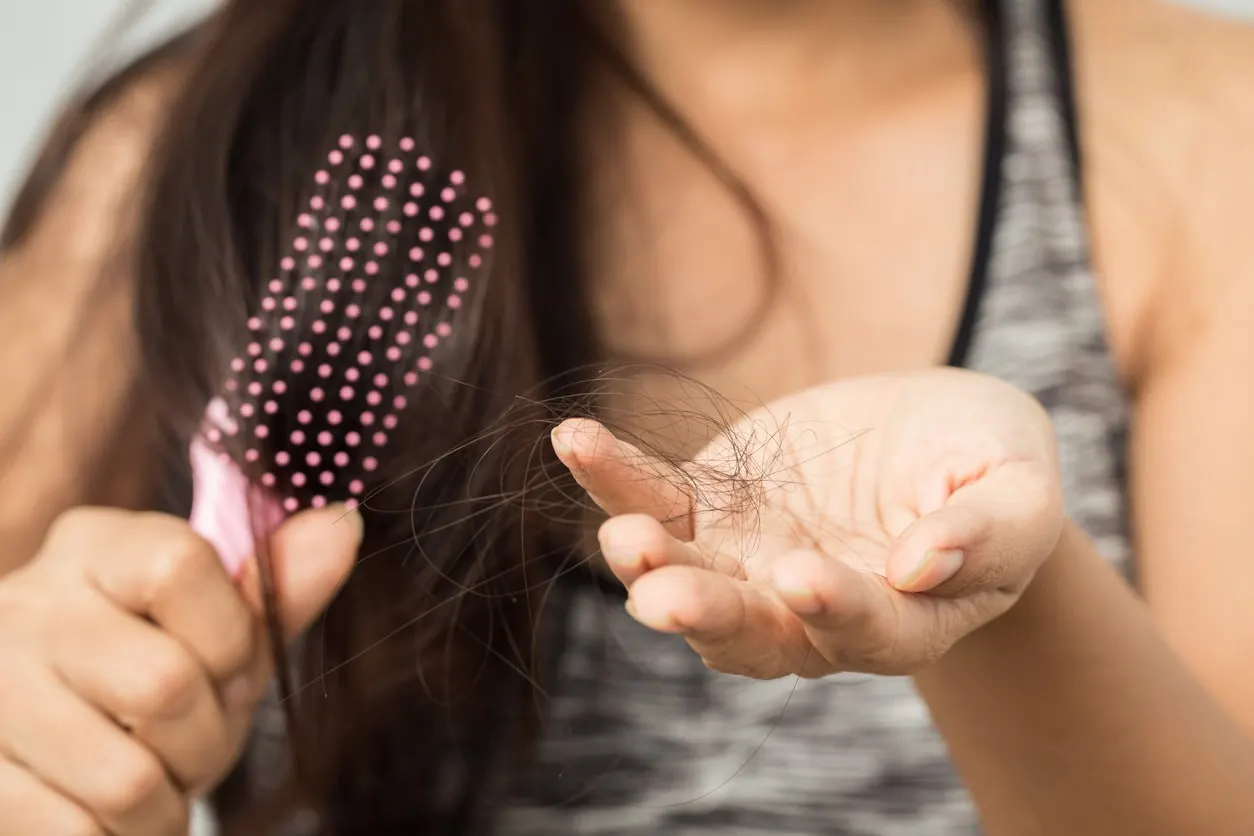 Mitos vs. Fakta: Rambut Rontok dan Cara Penanganannya