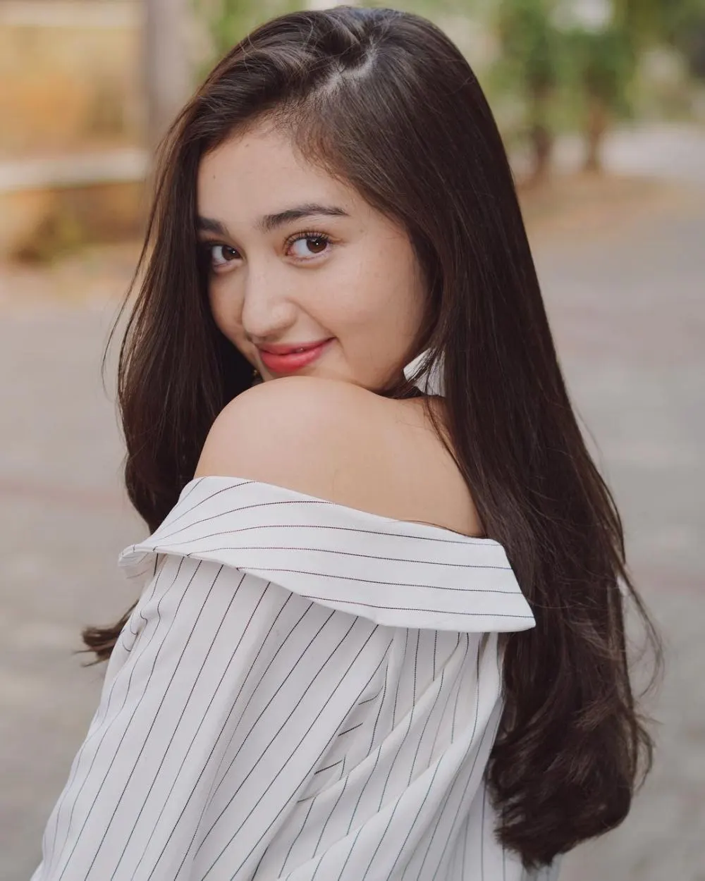 Rambut Panjang Mengembang? Ini Cara Menjinakkannya dengan Perawatan yang Tepat