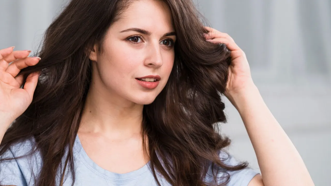 Hindari Rambut Lepek! Ini Tips Merawat Rambut Saat Musim Hujan