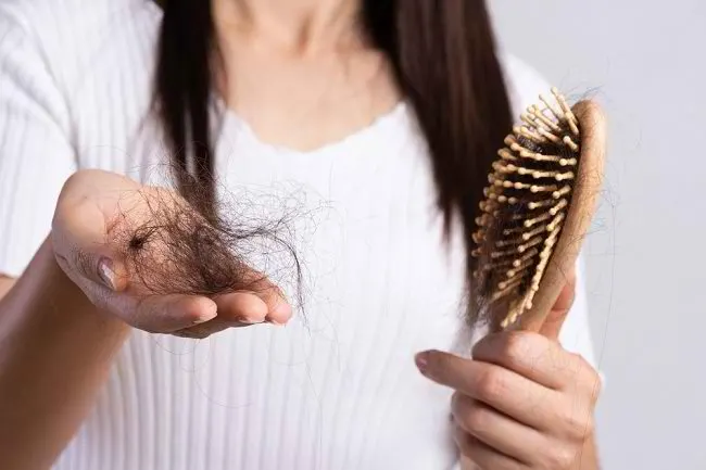 Kapan Harus ke Dokter? Tanda-Tanda Rambut Rontok yang Perlu Diwaspadai