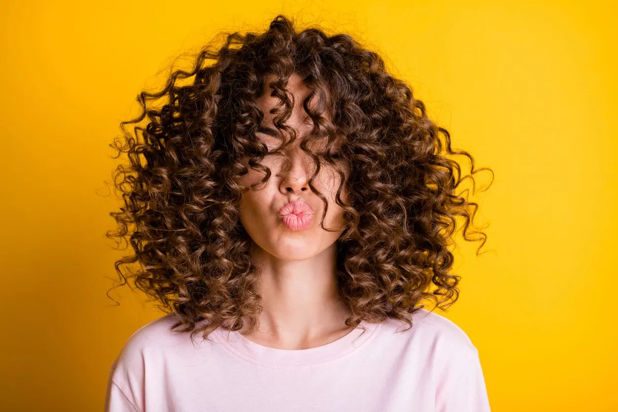 Produk Terbaik untuk Rambut Keriting: Dari Shampoo hingga Leave-In Conditioner