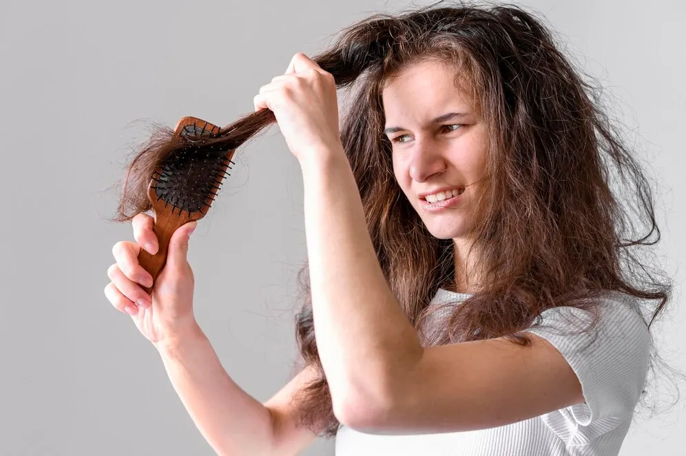 Rambut Kusut? Ini Penyebab & Solusi Alaminya!