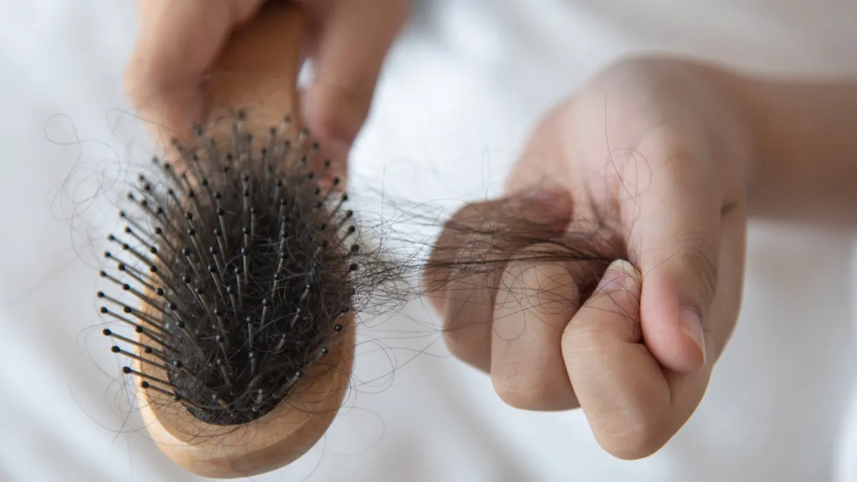 Rambut Rontok Setelah Melahirkan: Wajar Nggak Sih?