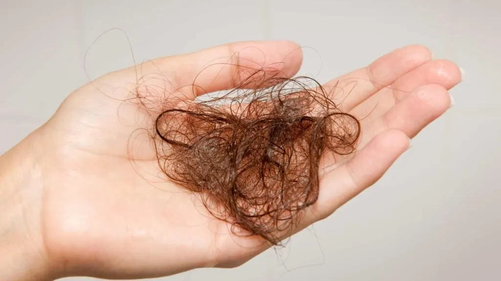 7 Penyebab Rambut Rontok Berlebihan dan Cara Mengatasinya