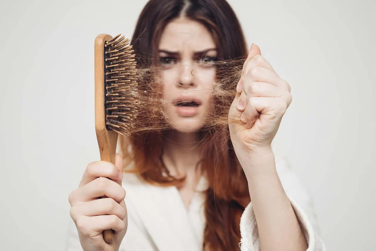 Rambut Rontok Tak Kunjung Berhenti? Ini Cara Perawatan yang Tepat
