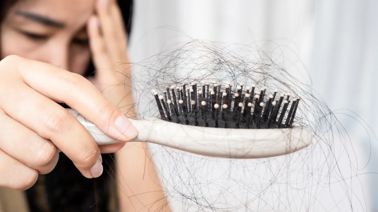 Rambut Rontok: Masalah Umum dengan Solusi yang Tepat