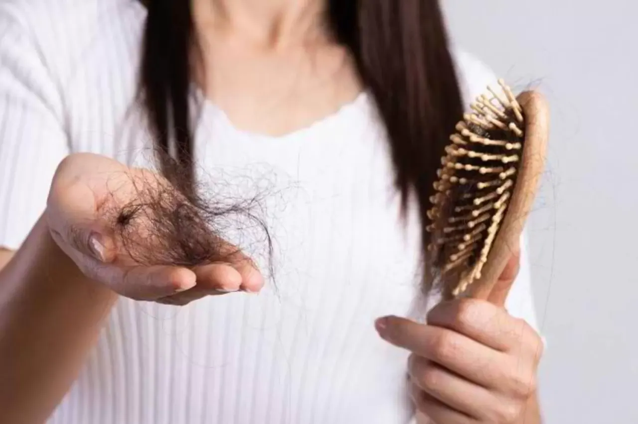 7 Cara Mudah Mengatasi Rambut Rontok di Rumah
