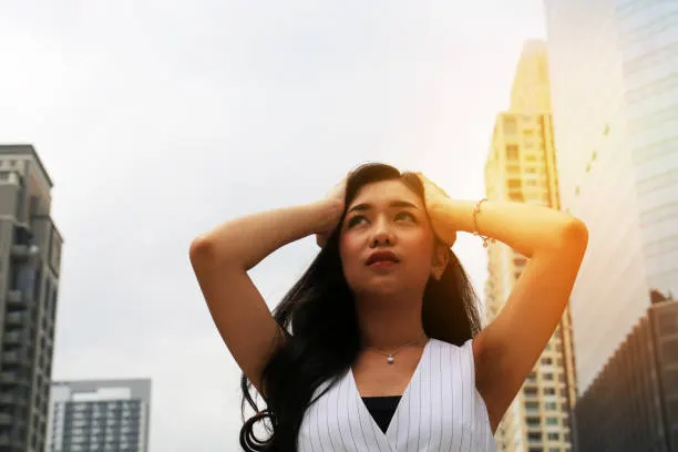 wanita ditengah terik matahari