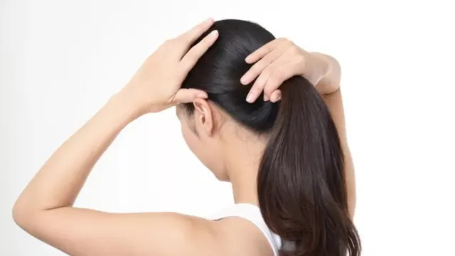 Rambut Mengembang Tapi Kering? Ini Rutin Malam Hari yang Bikin Halus Besoknya
