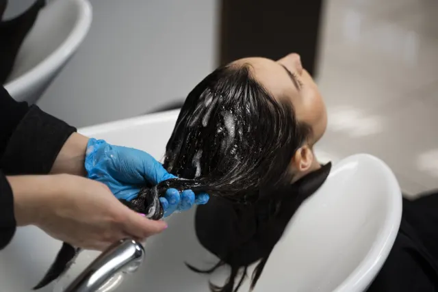 10 Tips Mewarnai Rambut agar Hasilnya Tahan Lama