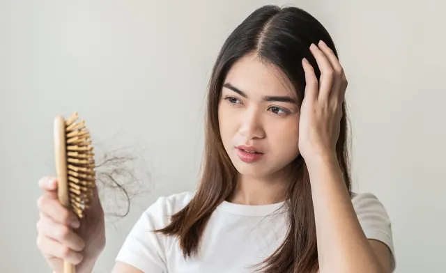 5 Kebiasaan Sepele yang Tanpa Sadar Bikin Rambut Rontok Parah