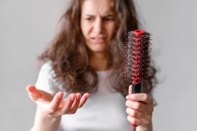 Sering Stres? Bisa Jadi Itu Biang Kerok Rambut Rontokmu!