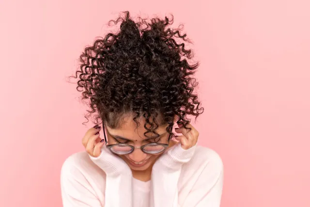 Punya Rambut Super Keriting? Siap-Siap Dapet Komentar Aneh!