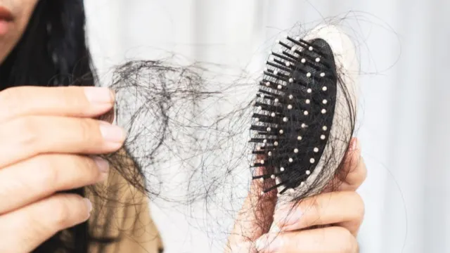 Rambut Mudah Rontok? Kenali Penyebab dan Cara Mengatasinya dengan Tepat!