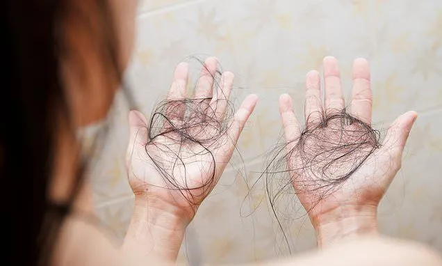 Hairfall vs. Hair Loss: Apa Bedanya dan Kapan Harus Khawatir?