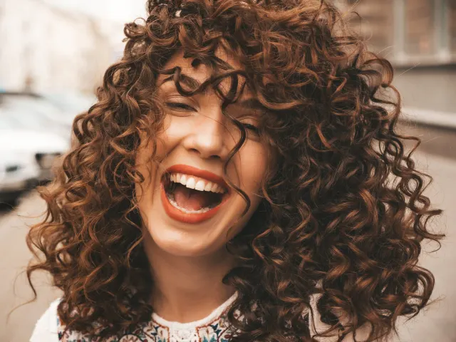 Cara Mencuci Rambut Keriting yang Tepat (Co-Wash, dan Teman-temannya)