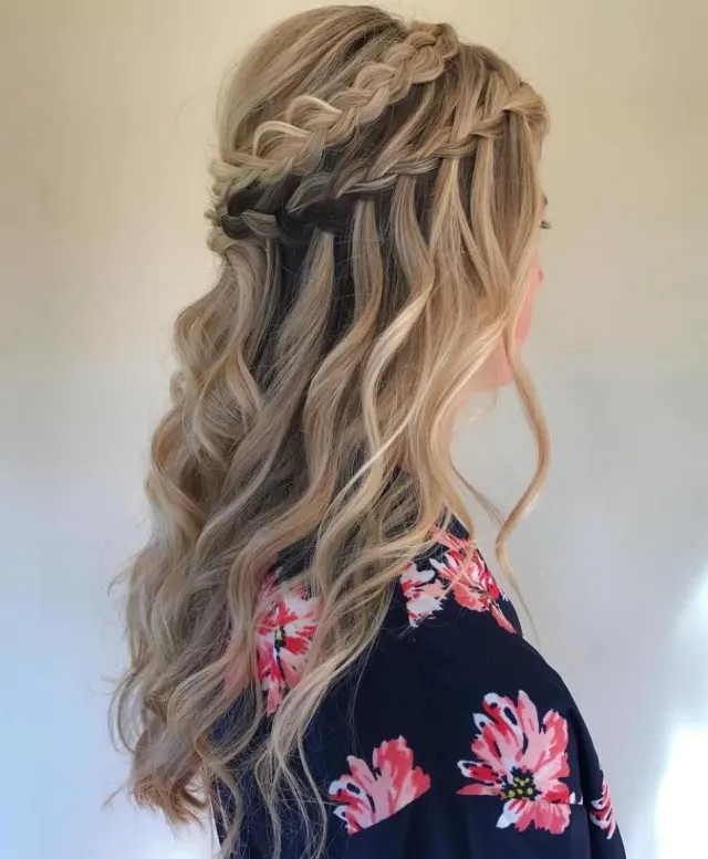 Menata Rambut dengan Aksesoris: Pita, Klip, dan Bandana