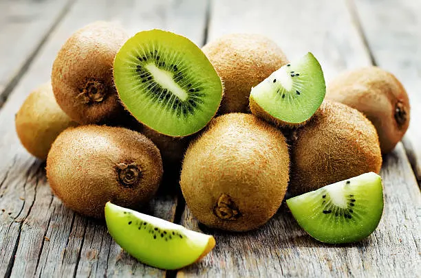 Perawatan Rambut Alami dengan Buah Kiwi: Solusi untuk Rambut Rontok dan Kusam