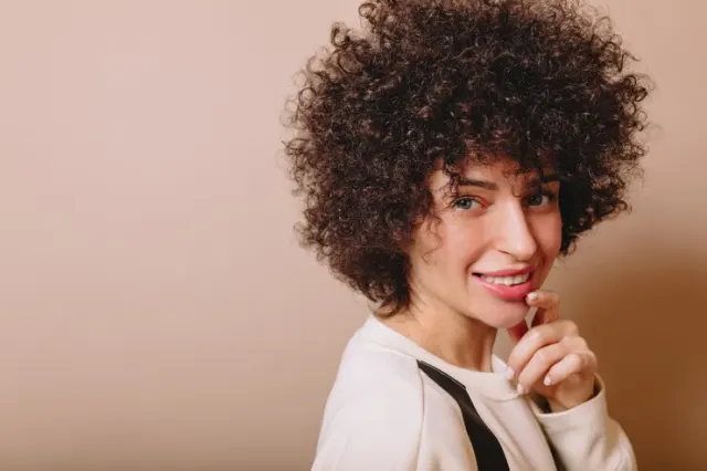 Mengatasi Shrinkage & Menjaga Elastisitas Rambut Keriting (Biar Nggak Kaget Pas Kering!)